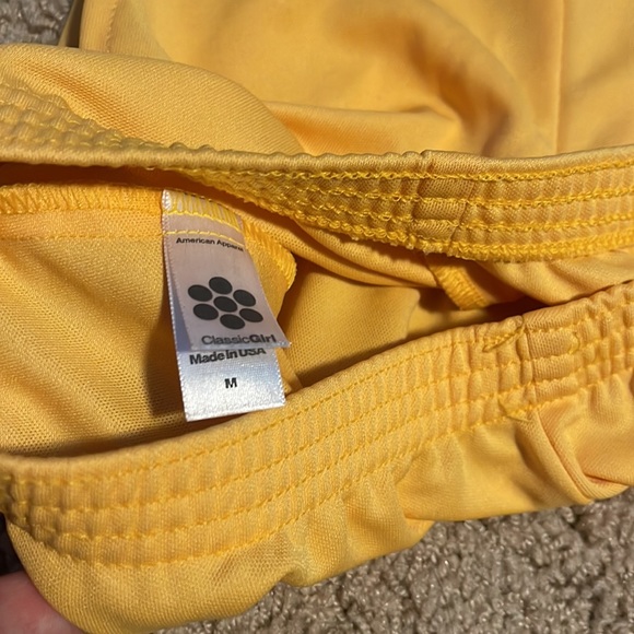 American Apparel short shorts in yellow gold - Picture 3 of 3